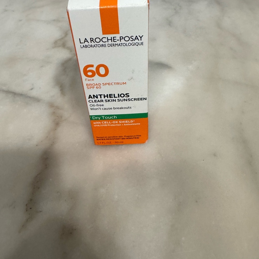 Anthelios Clear Skin SPF 60 Sunscreen - Orange and White